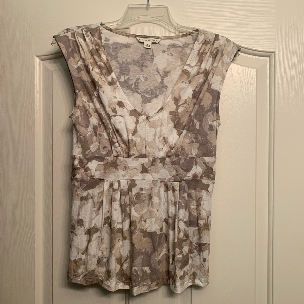 👜 2/$20 LIKE NEW Sz S Banana Republic Floral Top